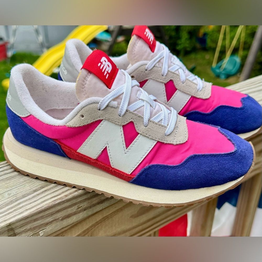 New Balance 237 victory blue & Exuberant Pink Gum
GS237EG size 4.5 Y; retail$153